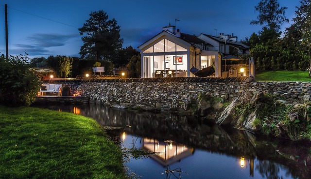 RIVER BARN, luxury holiday cottage, with open fire in Town End