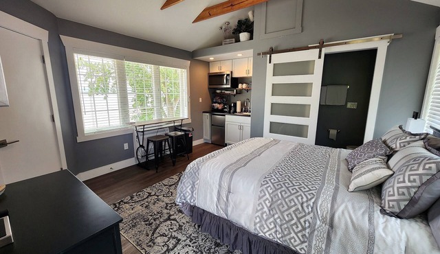River Beach Guest House. Relax with breathtaking views of the Illinois River!
