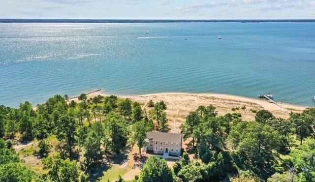 River Beachfront- Spacious Dog & Family Friendly 3 Bedroom Home on Shared Beach