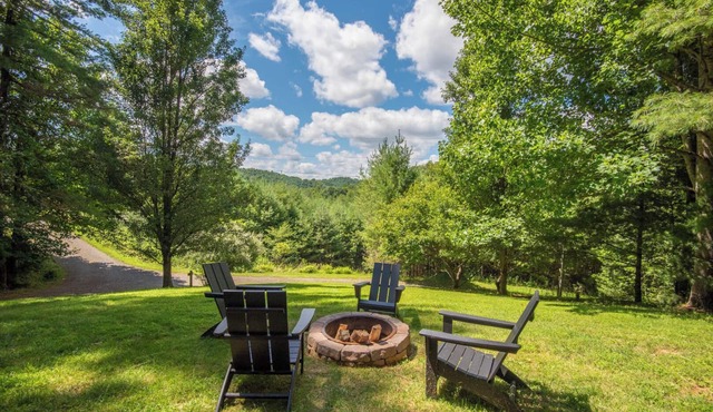 River Bend Retreat Log Cabin w/Hot Tub, Views & Privacy - Near New River State Park