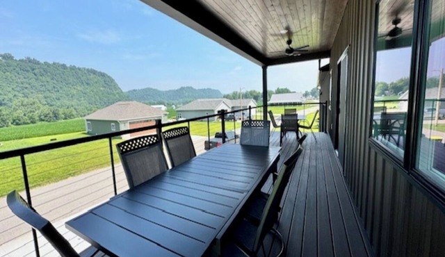 River Bluff Getaway– Upper 3BR/2BA Upper Level Unit with Gorgeous Deck Views