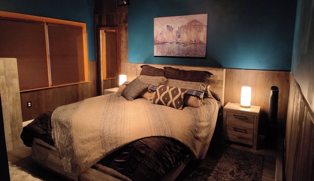 River Bottom Bungalow in delightful Athens with Hot Tub, Sauna and River access