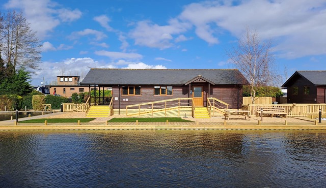 River Breeze - Waterside, Norfolk Broads, sleeps 6 in 3 bedrooms