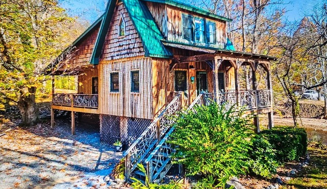 River Cabin - Escape to Your Romantic yet Adventurous Smokey Mountain Getaway!