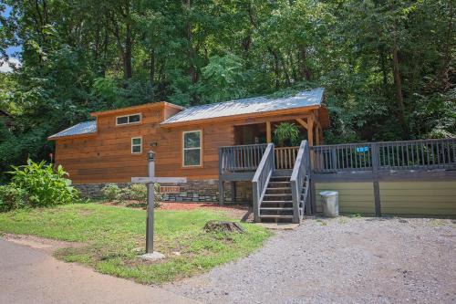 River Cabin Hot Tub & Swim Spa Near Downtown