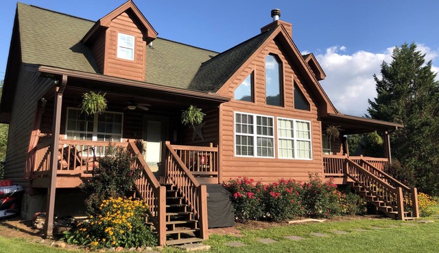 River Cabin,Lrg Hot Tub,Inner Tubing,Pool,Trout Fishin,20 Min to Helen