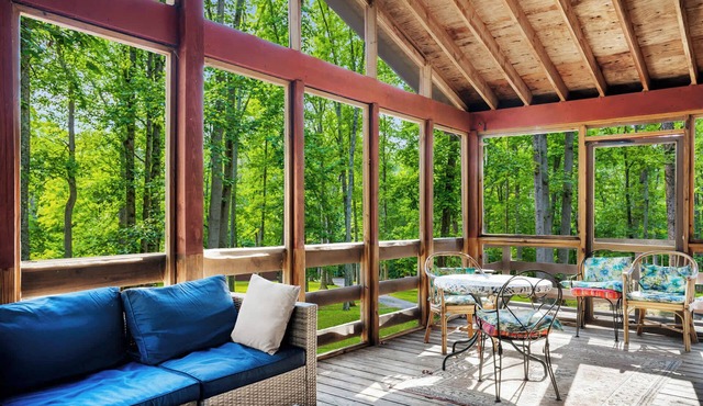 River Cabin w/hot tub, fire pit, deck, games, wifi