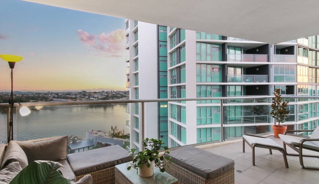 River + City Views. Unit 4kms from Airport and City