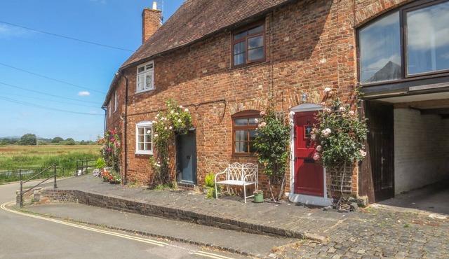 RIVER COTTAGE, pet friendly, character holiday cottage in Tewkesbury