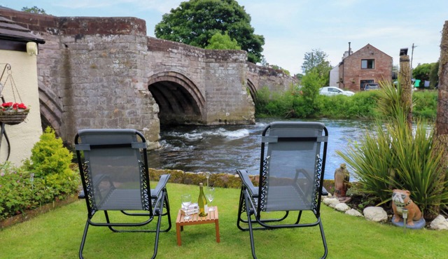 RIVER COTTAGE, pet friendly, character holiday cottage in Penrith