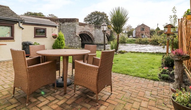 RIVER COTTAGE, pet friendly, character holiday cottage in Penrith