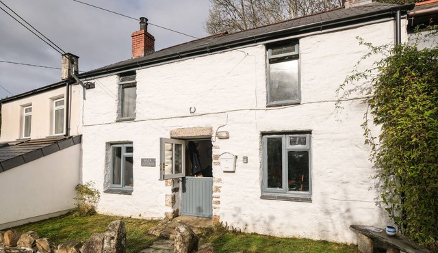 RIVER COTTAGE, pet friendly, with open fire in St Neot