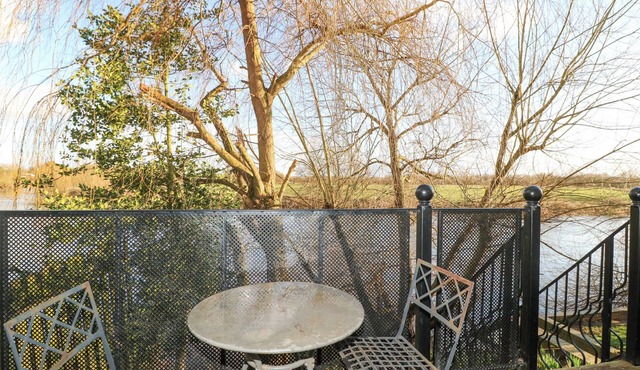 RIVER COTTAGE, pet friendly, with open fire in Castle Donington
