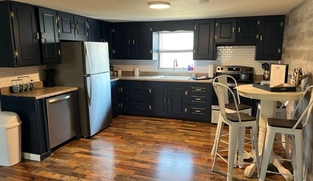 River Cottage Sleeps 8; 5 Miles from Montauk