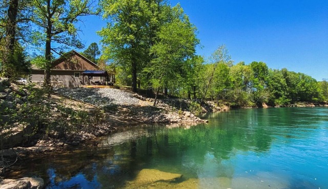 River Cottage with 6 bedrooms, 3 baths, playground and baby bed.