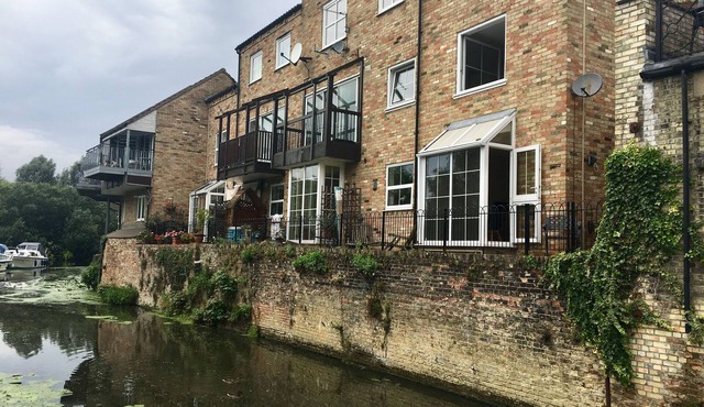 River Courtyard Apartment - St Neots