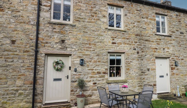 RIVER DANCE COTTAGE, pet friendly, with open fire in West Burton