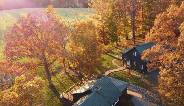 River Estate 2 homes + Lodge, 120 acres, Hot tub, Sauna, minutes from wineries