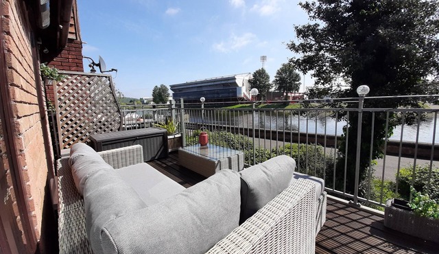 River facing town house with balcony and parking at Trent Bridge.