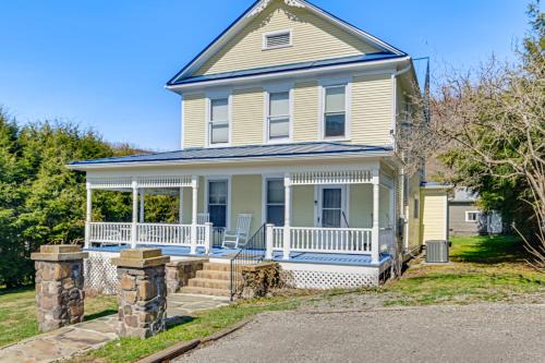 River Fishing and Scenic Hikes! Group Stay in Durbin