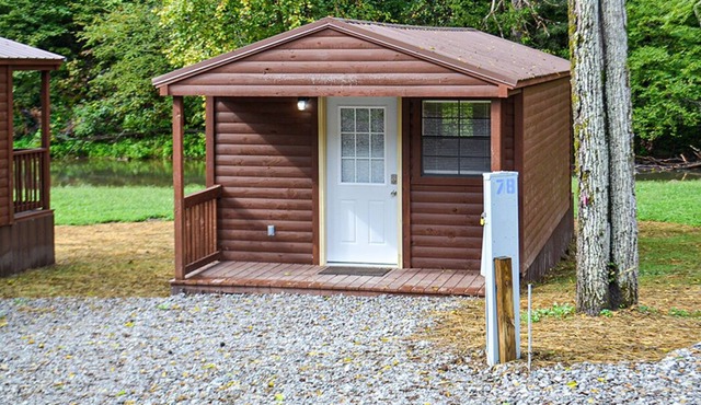 River Forge Cabin 54 - Cozy and Rustic 1 Bedroom Cabin - Creek Front