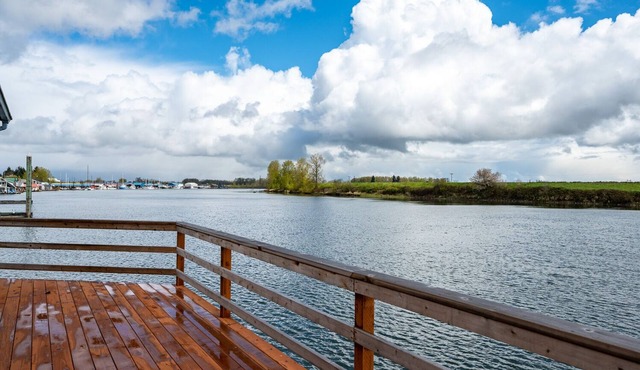 River Fox Floating Home in Scappoose Or. 3 bd, 2 bth.