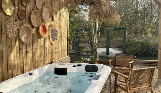 Riverfront cottage with jacuzzi