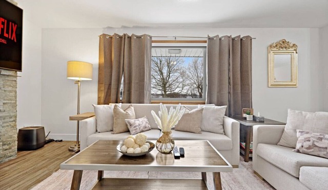 River Front 7BR House | Family Haven | Sleeps 14!