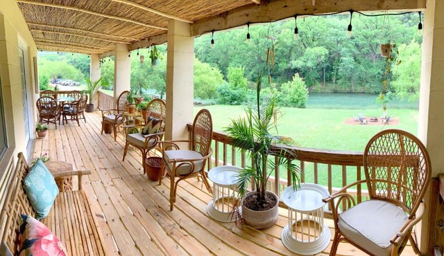 River-front Bungalow - 2br Bohemian-style Cottage