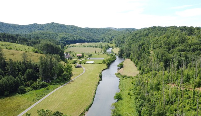 River Front Cabin, Private Ponds & Hiking Trail-Located at The Barn on New River