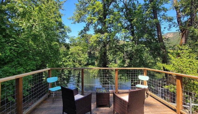 River Front Cottage ~ Spa Pool, Mountain Views, and Lovely Outdoor Space!