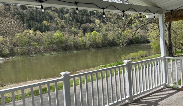 River Front Cottage with Breathtaking view of Allegheny River