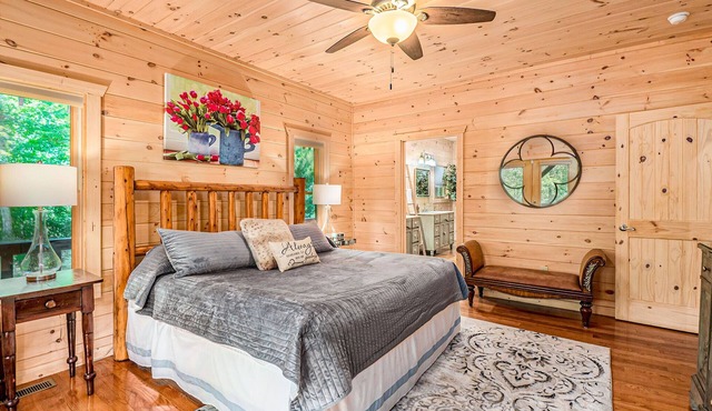 River Front Escape Luxury Lodge, secluded nestled b/w Carter's Lake and Ellijay