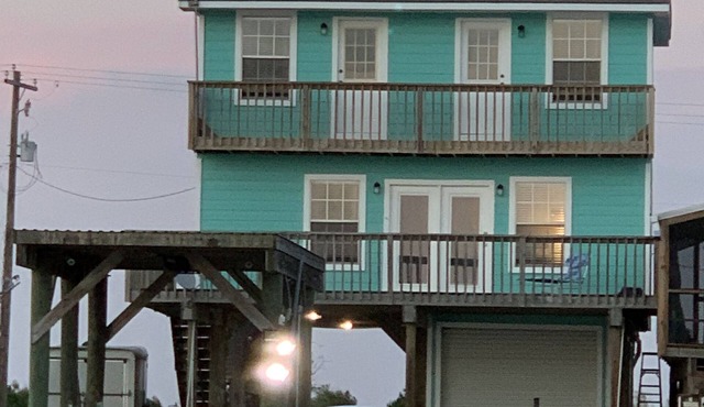 River Front Fishing Lodge Close to Beach!