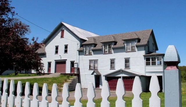 River Front Guesthouse On Vast Trail