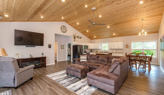 RIVER FRONT HOME AMAZING VEIWS AND HOT TUB