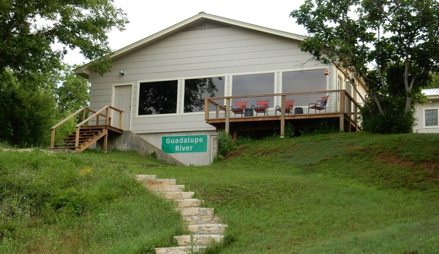 RIVER FRONT HOME NEAR KERRVILLE, HOT TUB, TUBES, FLOATS INCLUDED