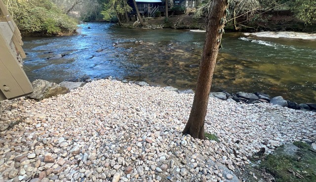 River front,hot tub,outdoor shower,bunk room,ROCK BEACH!