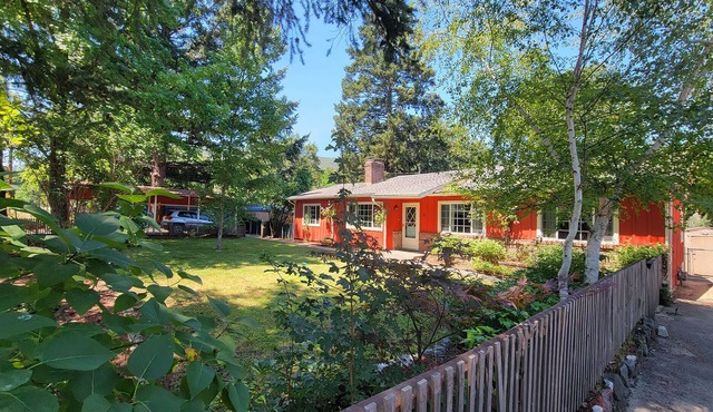 River Front House & Cottage~ Spa Pool, Mountain views, and Outdoor Space!