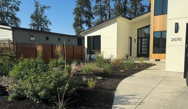 River Front! One bedroom fully furnished apt 4 miles from Autzen Stadium.