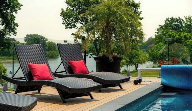 River front paradise, boat, kayak, swim, go to the racetrack, have fun, relax!