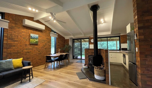 River front retreat in a quiet court only walking distance from cafes and Pub