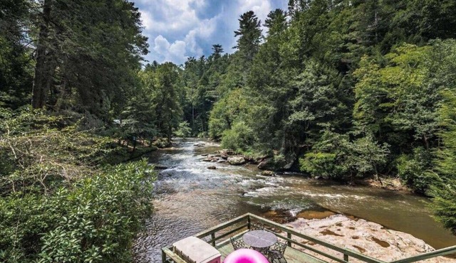 RIVER FRONT Retreat perfect for families, couples, getaways.