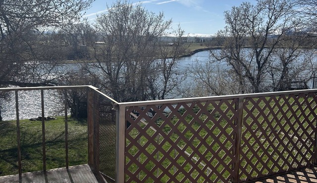 River front vacation rental in the heart of Cascade!