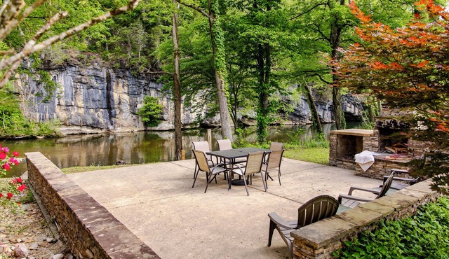 River Frontage♥Outdoor Fireplaces♥Hot Tub♥3 King Masters♥Secluded♥Easy Access