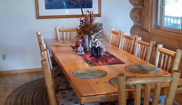 RIVER FRONTAGE-Private, Custom Home Stunning Deck/View/beautiful