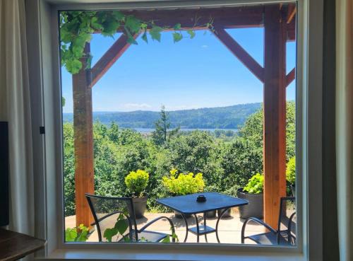 River & Garden View Suite of Kalama Oaks Lodge