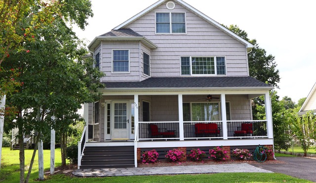 River Gem: Family-Friendly Stay | Fire Pit & Porch
