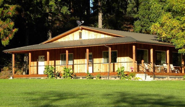 RIVER GETAWAY IN THE CASCADES