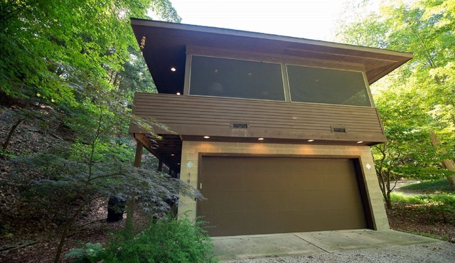 'River Groove' A Modern Dwelling in the woods . Desirable location in Saugatuck